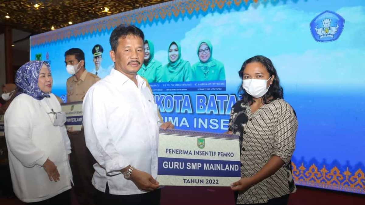 Rudi Menyerahkan Insentif kepada Guru Swasta Kota Batam