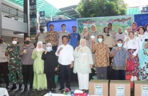 Rudi dan Marlin Bagikan Sembako Bagi Lansia, Bentuk Perhatian ke Orangtua Rudi dan Marlin Bagikan Sembako Bagi Lansia