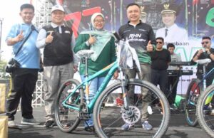 Jalan Santai HUT RI ke-77, Apa Saja Pesan Wabup Blitar? Wakil Bupati Blitar Rahmat Santoso menyerahkan hadiah