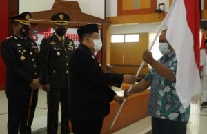 Wali Kota Blitar Bagikan 1000 Bendera Merah Putih Gratis Kepada Warga Wali Kota Blitar Bagikan 1000 Bendara