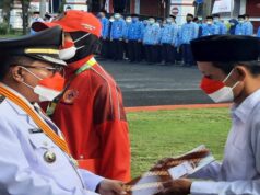 Pemkot Blitar Gelar Upacara Peringatan HUT RI ke-77 Wali Kota Blitar Santoso Menyerahkan Berndera Merah Putih