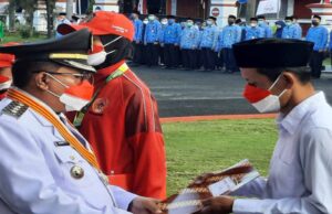 Wali Kota Blitar Santoso Menyerahkan Berndera Merah Putih