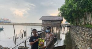Polres Bintan Sebarkan Bansos ke Masyarakat Polisi bagi-bagi sembako