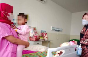 Menteri Sosial Tri Rismaharini Jenguk Balita Korban Penganiayaan di Blitar Menteri Sosial Tri Rismaharini Jenguk Balita Korban Penganiayaan di Blitar