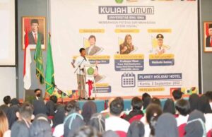 Rudi Tantang Generasi Muda Terutama Para Mahasiwa untuk Berinovasi Muhammad Rudi saat menjadi Keynote Speaker pada Kuliah Umum mahasiswa baru Universitas Ibnu Sina