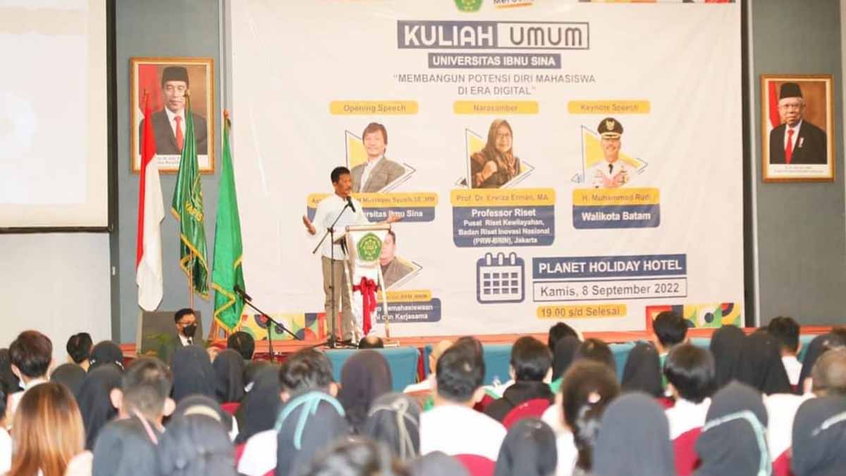 Muhammad Rudi saat menjadi Keynote Speaker pada Kuliah Umum mahasiswa baru Universitas Ibnu Sina