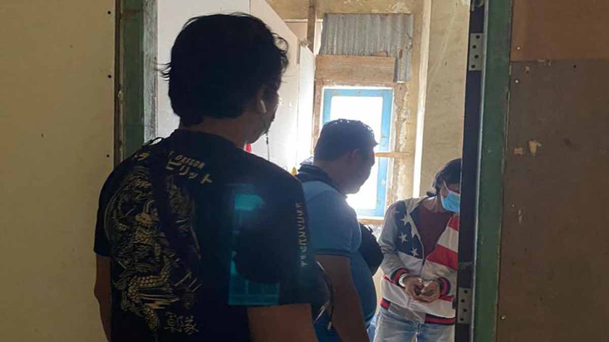 Polsek Lubukbaja mengamankan salah seorang tersangka pencuri peralatan masjid Polisi menangkap pencuri peralatan masjid