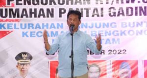 Rudi Ajak RT dan RW Perumahan Pantai Gading Bangun Lingkungan Rudi Hadiri Pelantikan RT dan RW Perumahan Pantai Gading Batam