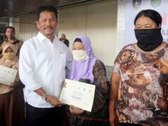 Salurkan BLT BBM dan Sembako di Batam, Wali Kota Batam Minta Data Penerima Dibuka Rudi, menyalurkan secara simbolis BLT BBM dan Sembako di Batam