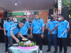 Momentum Haornas, Wabup Blitar Ajak Jadikan Olahraga Sebagai Budaya Masyarakat Wakil Bupati Blitar Rahmat Santoso potong tumpeng