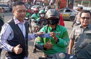 Wabup Blitar Bersama Komunitas Otomotif Bagikan 1,1 Ton BBM Gratis Wakil Bupati Blitar Rahmat Santoso saat membagikan kartu pengambilan BBM Gratis kepada Ojol