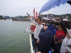 Hadiri Kegiatan Pesta Anak Pantai di Tanjungriau, Rudi Paparkan Sejumlah Rencana Pembangunan Batam Wali Kota Batam melepas peserta lomba sampan layar