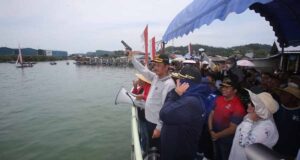 Hadiri Kegiatan Pesta Anak Pantai di Tanjungriau, Rudi Paparkan Sejumlah Rencana Pembangunan Batam Wali Kota Batam melepas peserta lomba sampan layar