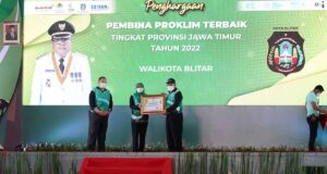 Wali Kota Blitar Raih Penghargaan Pembina Proklim Terbaik Wali Kota Blitar Raih Penghargaan Pembina Proklim Terbaik