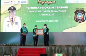 Wali Kota Blitar Raih Penghargaan Pembina Proklim Terbaik Wali Kota Blitar Raih Penghargaan Pembina Proklim Terbaik