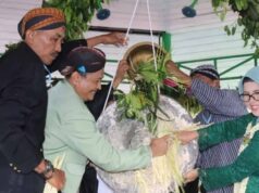 Bupati Blitar Pimpin Upacara Jamasan Gong Kyai Pradah Bupati Blitar Rini Syarifah melaksanakan jamasan Gon Kyai Pradah