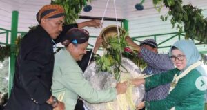 Bupati Blitar Pimpin Upacara Jamasan Gong Kyai Pradah Bupati Blitar Rini Syarifah melaksanakan jamasan Gon Kyai Pradah