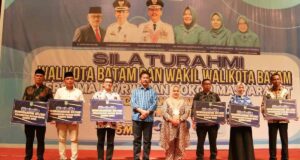 Serahkan Insentif RT dan RW se-Batam Kota, Rudi Yakin Pengabdian Kepada Masyarakat Akan Bernilai Ibadah Walikota Batam serahkan Insentif RT dan RW se-Batam Kota