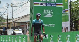 Ada Polisi di Urutan Pertama Tour de Bintan Briptu Almy Hanggara.