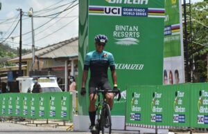 Ada Polisi di Urutan Pertama Tour de Bintan Briptu Almy Hanggara.