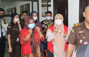 Jaksa Tetapkan Kepsek SMKN 1 Batam Sebagai Tersangka Dua tersangka korupsi SMKN 1 Batam.