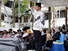 Peringati Hari Guru Nasional, Wali Kota Batam Menyerahkan Piagam Penghargaan dan Bantuan kepada Guru Hari Guru Nasional tingkat Kota Batam 2022
