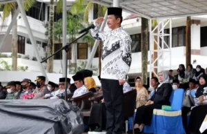 Peringati Hari Guru Nasional, Wali Kota Batam Menyerahkan Piagam Penghargaan dan Bantuan kepada Guru Hari Guru Nasional tingkat Kota Batam 2022
