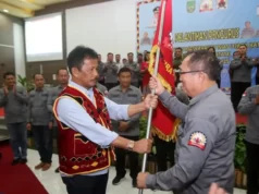 Pelantikan Pengurus Permanira Batam, Rudi Dipakaikan Rompi Khas Nias Pelantikan Pengurus Permanira Batam