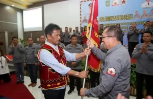 Pelantikan Pengurus Permanira Batam, Rudi Dipakaikan Rompi Khas Nias Pelantikan Pengurus Permanira Batam