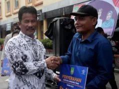Wali Kota Batam Salurkan BLT ke Warga Pasca Kenaikan Harga BBM Penyerahan BLT ke Warga Batam oleh Wali Kota Batam