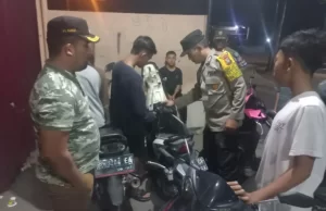 Antisipasi Curanmor, Polsek Batu Ampar Gelar Patroli Petugas Polsek Batu Ampar melakukan pemeriksaan surat-surat kendaraan bermotor milik masyarakat