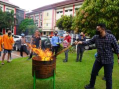 1,7 Kilogram Ganja Dibakar Depan Pemiliknya Ganja di Batam, dimusnahkan dengan cara dibakar.