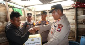 Polres Bintan Bantu Korban Angin Puting Beliung di 2 Pulau di Bintan Polisi bagi-bagi sembako untuk korban puting beliung di Bintan, Kepri.