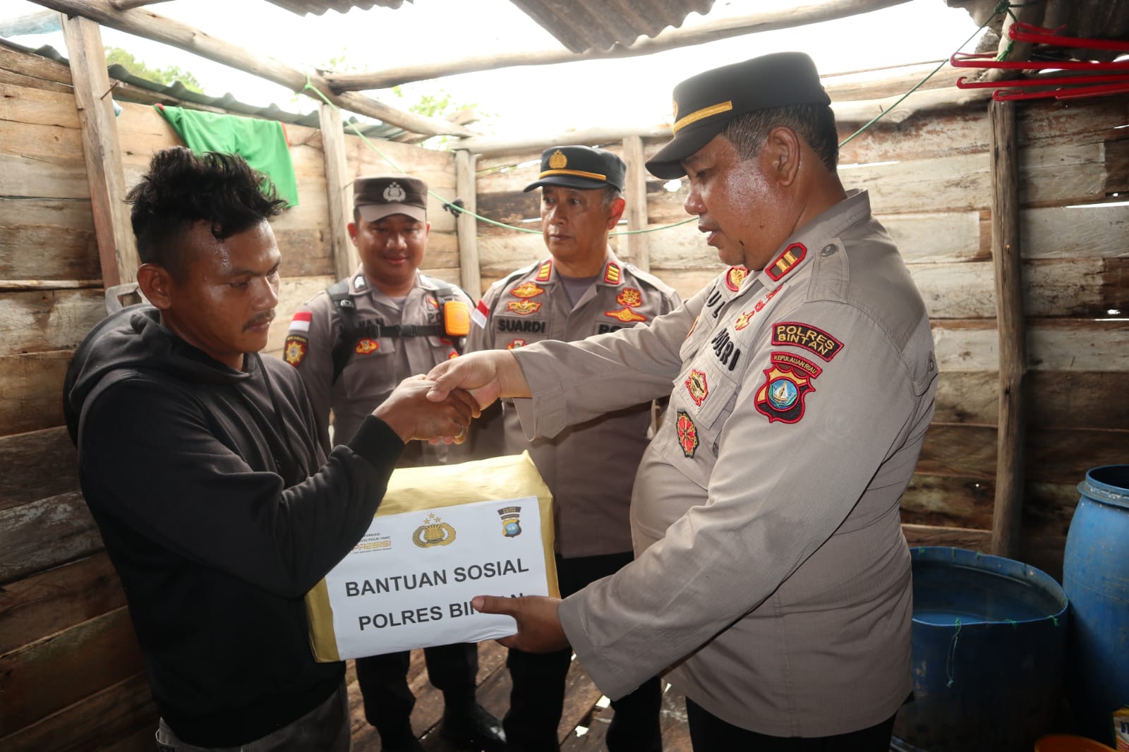 Polisi bagi-bagi sembako untuk korban puting beliung di Bintan, Kepri.