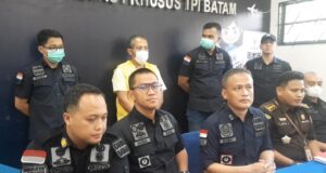 Cap Palsu Buat PMI Ilegal Tak Perlu Passing Imigrasi Batam menangkap pemalsu cop paspor.