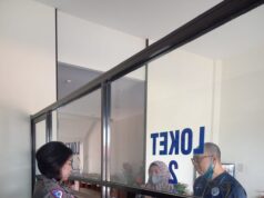 WN Singapura Ditilang di Batam WN Singapura membayar denda pelanggaran lalu lintas di Mapolda Kepri.