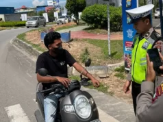 Sebanyak 243 Tilang Online Dikeluarkan di Batam Anggota Lantas Polda Kepri memantau pelanggaran lalu lintas menggunakan ETLE mobile di beberapa ruas jalan