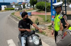 Sebanyak 243 Tilang Online Dikeluarkan di Batam Anggota Lantas Polda Kepri memantau pelanggaran lalu lintas menggunakan ETLE mobile di beberapa ruas jalan