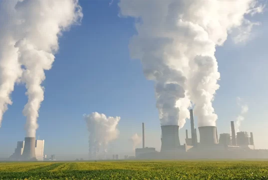 Kontroversi Pajak Karbon Di Indonesia: Upaya Selamatkan Bumi Atau Beban Bagi Industri? Ilustrasi Asap Pabrik