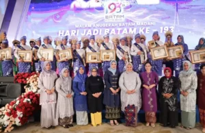 Hari Jadi Batam ke-193: Pemko Berikan Anugrah Batam Madani Kepada Sejumlah Tokoh Malam Anugerah Batam Madani 2022