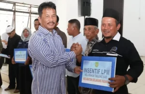 Warga Belakang Padang Rasakan Hasil Pembangunan era Rudi Penyerahan Insentif RT dan RW Triwulan IV oleh Pemko Batam