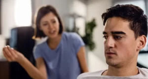 Ini Kebiasaan Perempuan yang Dibenci Pria, Apa Saja? Pria kesal dengan pasangannya