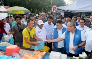 Mendag RI Apresiasi Ragam Program Stabilisasi Harga Pangan Pemko Batam Wali Kota Batam Muhammad Rudi membersama Mendag RI Zulkifli Hasan di Pasar Tos 3000 Jodoh