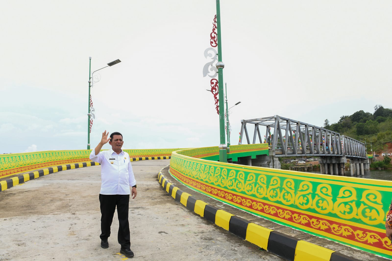 Gubernur Kepri Ansar Ahmad memberikan jaminan kepada nelayan, dengan memberikan BPJS Ketenagakerjaan.