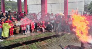 Puluhan Anak-Anak di Tanjung Pinang Padamkan Kebakaran Puluhan anak-anak di Tanjung Pinang memadamkan kebakaran dengan menggunakan APAR.