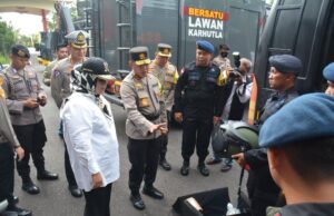 Ribuan Personel Polisi Amankan Nataru di Kepri Ribuan personel Polda Kepri mengamankan jalannya perayaan Natal dan Tahun Baru.