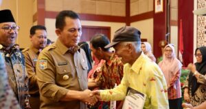 Ansar Serahkan Mesin Pertanian dan Panen Sorgum di Bintan Gubernur Kepri Ansar Ahmad memberikan bantuan bagi petani di Bintan.