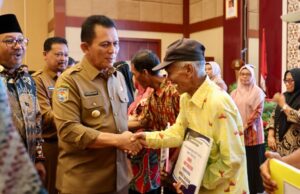 Ansar Serahkan Mesin Pertanian dan Panen Sorgum di Bintan Gubernur Kepri Ansar Ahmad memberikan bantuan bagi petani di Bintan.