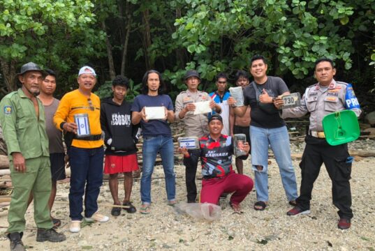 Warga Temukan Kokain dalam Jeriken di Anambas Warga dan polisi menemukan 8 bungkus kokain dalam jeriken di hutan Teluk Simas, Anambas.