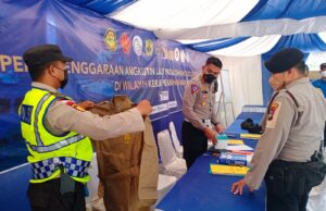 Karoops Polda Kepri Cek Pospam Nataru Karoops Polda Kepri mengecek pospam yang ada di Batam.